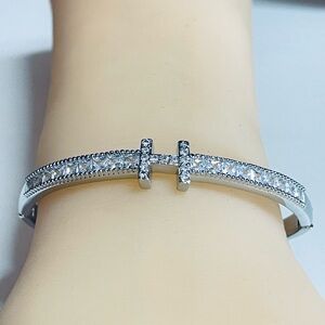 Elegant Silver Bracelet with Crystal Accents